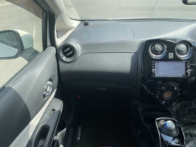 日産 ノート e－パワー X 愛媛県 2018(平30)年 3.6万km ブリリアントホワイトパール 純正ナビ/(Bluetooth/CD/SD/DVD/AUX/フルセグ)/ETC/アラウンドビューモニター/前方ドライブレコーダー/オートライト/オートマチックハイビーム/LEDヘッドライト/フォグランプ/レーンキープアシスト/デジタルインナーミラー/テレビキャンセラー/純正15インチアルミホイール/プッシュスタート/スマートキー/電動格納ミラー/純正フロアマット/純正ドアバイザー/横滑り防止装置/衝突被害軽減ブレーキ