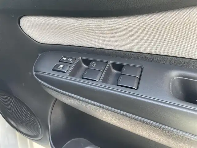 日産 ノート e－パワー X 愛媛県 2018(平30)年 3.6万km ブリリアントホワイトパール 純正ナビ/(Bluetooth/CD/SD/DVD/AUX/フルセグ)/ETC/アラウンドビューモニター/前方ドライブレコーダー/オートライト/オートマチックハイビーム/LEDヘッドライト/フォグランプ/レーンキープアシスト/デジタルインナーミラー/テレビキャンセラー/純正15インチアルミホイール/プッシュスタート/スマートキー/電動格納ミラー/純正フロアマット/純正ドアバイザー/横滑り防止装置/衝突被害軽減ブレーキ