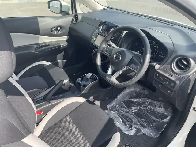 日産 ノート e－パワー X 愛媛県 2018(平30)年 3.6万km ブリリアントホワイトパール 純正ナビ/(Bluetooth/CD/SD/DVD/AUX/フルセグ)/ETC/アラウンドビューモニター/前方ドライブレコーダー/オートライト/オートマチックハイビーム/LEDヘッドライト/フォグランプ/レーンキープアシスト/デジタルインナーミラー/テレビキャンセラー/純正15インチアルミホイール/プッシュスタート/スマートキー/電動格納ミラー/純正フロアマット/純正ドアバイザー/横滑り防止装置/衝突被害軽減ブレーキ