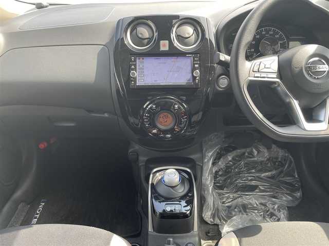 日産 ノート e－パワー X 愛媛県 2018(平30)年 3.6万km ブリリアントホワイトパール 純正ナビ/(Bluetooth/CD/SD/DVD/AUX/フルセグ)/ETC/アラウンドビューモニター/前方ドライブレコーダー/オートライト/オートマチックハイビーム/LEDヘッドライト/フォグランプ/レーンキープアシスト/デジタルインナーミラー/テレビキャンセラー/純正15インチアルミホイール/プッシュスタート/スマートキー/電動格納ミラー/純正フロアマット/純正ドアバイザー/横滑り防止装置/衝突被害軽減ブレーキ