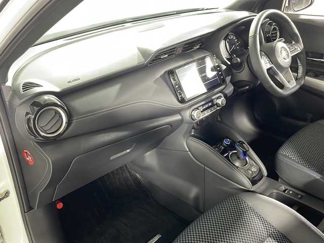 日産 キックス X 神奈川県 2021(令3)年 1.1万km ブリリアントホワイトパール 純正9型SDナビゲーション【MM320D-L】/フルセグ　CD DVD　AM FM Bluetooth/インテリジェントアラウンドビューモニター/インテリジェントルームミラー/セーフティアシスト/SOSコール/プロパイロット/インテリジェントクルーズコントロール/インテリジェントエマージェンシーブレーキ/車線逸脱防止支援システム/車線逸脱警報/ふらつき警報/踏み間違い防止アシスト/ハイビームアシスト/前後クリアランスソナー/革巻きステアリング/ステアリングヒーター/前席シートヒーター/ドライブモード/リアヒーターダクト/全席USB電源ソケット/プッシュスタート/ビルトインETC/電動パーキングアシスト/ブレーキホールド/インテリジェントキー/LEDヘッドランプ/インテリジェントオートライト/LEDフロントフォグランプ/純正17インチアルミホイール/スペアキー