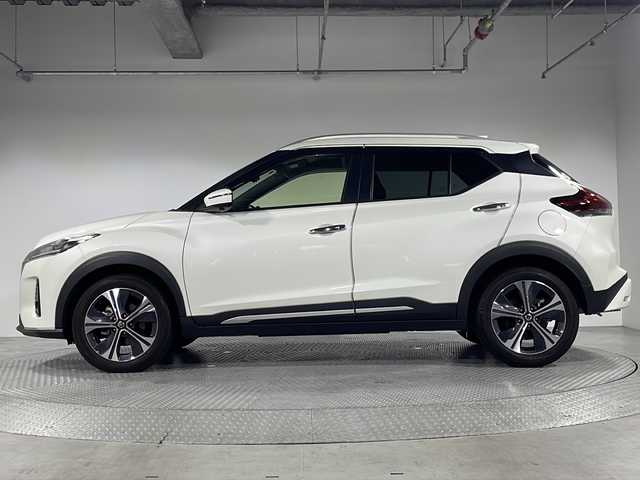 日産 キックス X 神奈川県 2021(令3)年 1.1万km ブリリアントホワイトパール 純正9型SDナビゲーション【MM320D-L】/フルセグ　CD DVD　AM FM Bluetooth/インテリジェントアラウンドビューモニター/インテリジェントルームミラー/セーフティアシスト/SOSコール/プロパイロット/インテリジェントクルーズコントロール/インテリジェントエマージェンシーブレーキ/車線逸脱防止支援システム/車線逸脱警報/ふらつき警報/踏み間違い防止アシスト/ハイビームアシスト/前後クリアランスソナー/革巻きステアリング/ステアリングヒーター/前席シートヒーター/ドライブモード/リアヒーターダクト/全席USB電源ソケット/プッシュスタート/ビルトインETC/電動パーキングアシスト/ブレーキホールド/インテリジェントキー/LEDヘッドランプ/インテリジェントオートライト/LEDフロントフォグランプ/純正17インチアルミホイール/スペアキー