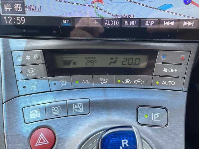 トヨタ プリウス S 山口県 2012(平24)年 15.9万km ブラック 社外フローティングメモリナビ/Bluetooth/フルセグTV/バックカメラ/スマートキー/プッシュスタート/キセノンライト/フォグライト/オートライト/ビルトインETC/ステアリングスイッチ/社外革調シートカバー/取扱説明書/スペアキー1個