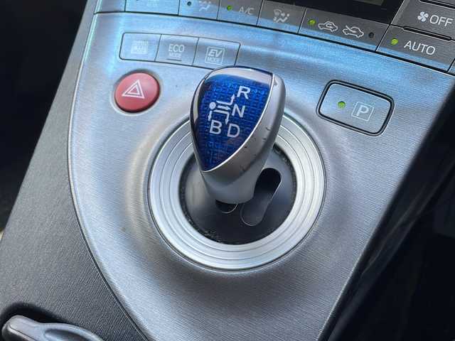 トヨタ プリウス S 山口県 2012(平24)年 15.9万km ブラック 社外フローティングメモリナビ/Bluetooth/フルセグTV/バックカメラ/スマートキー/プッシュスタート/キセノンライト/フォグライト/オートライト/ビルトインETC/ステアリングスイッチ/社外革調シートカバー/取扱説明書/スペアキー1個