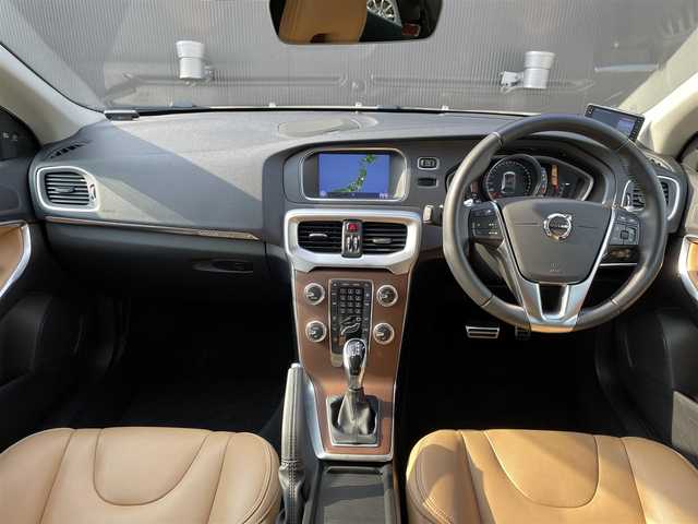 ボルボ Ｖ４０ クロスカントリー T5 AWD サマム 長野県 2018(平30)年 3.9万km ルミナスサンドメタリック ・harman/kardon /・茶革 /・ACC /・BLIS /・LKA /・純正ナビ /・Bカメラ/・PWシート /・シートH/・LEDヘッド/・ウッドパネル /・スマートキー /・ETC /・ブラウンレザーシート /・18インチAW /・luetooth /・パドルシフト /・コーナーセンサー