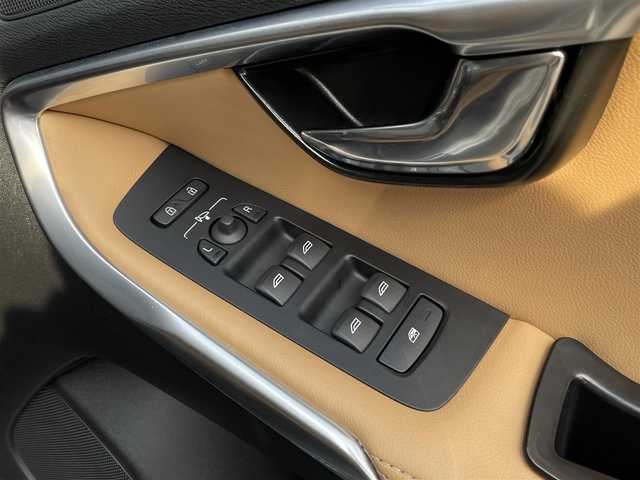 ボルボ Ｖ４０ クロスカントリー T5 AWD サマム 長野県 2018(平30)年 3.9万km ルミナスサンドメタリック ・harman/kardon /・茶革 /・ACC /・BLIS /・LKA /・純正ナビ /・Bカメラ/・PWシート /・シートH/・LEDヘッド/・ウッドパネル /・スマートキー /・ETC /・ブラウンレザーシート /・18インチAW /・luetooth /・パドルシフト /・コーナーセンサー