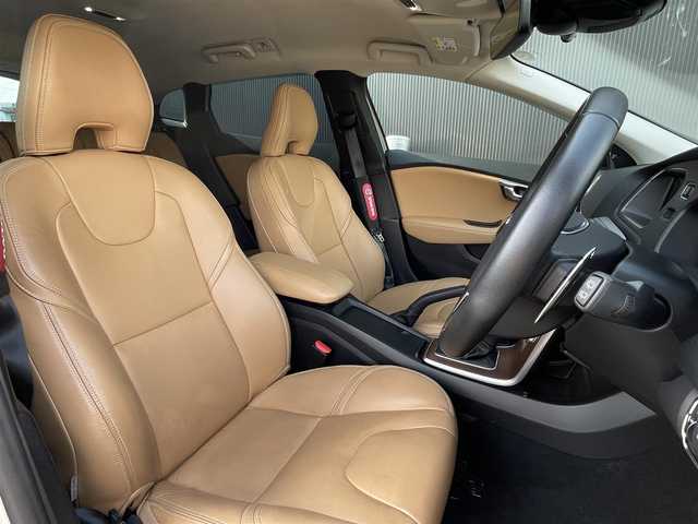 ボルボ Ｖ４０ クロスカントリー T5 AWD サマム 長野県 2018(平30)年 3.9万km ルミナスサンドメタリック ・harman/kardon /・茶革 /・ACC /・BLIS /・LKA /・純正ナビ /・Bカメラ/・PWシート /・シートH/・LEDヘッド/・ウッドパネル /・スマートキー /・ETC /・ブラウンレザーシート /・18インチAW /・luetooth /・パドルシフト /・コーナーセンサー