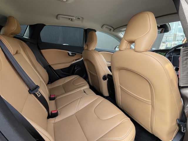 ボルボ Ｖ４０ クロスカントリー T5 AWD サマム 長野県 2018(平30)年 3.9万km ルミナスサンドメタリック ・harman/kardon /・茶革 /・ACC /・BLIS /・LKA /・純正ナビ /・Bカメラ/・PWシート /・シートH/・LEDヘッド/・ウッドパネル /・スマートキー /・ETC /・ブラウンレザーシート /・18インチAW /・luetooth /・パドルシフト /・コーナーセンサー