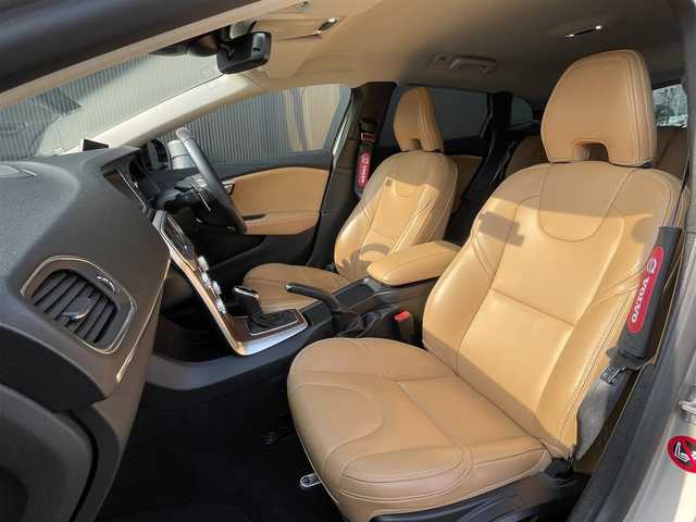 ボルボ Ｖ４０ クロスカントリー T5 AWD サマム 長野県 2018(平30)年 3.9万km ルミナスサンドメタリック ・harman/kardon /・茶革 /・ACC /・BLIS /・LKA /・純正ナビ /・Bカメラ/・PWシート /・シートH/・LEDヘッド/・ウッドパネル /・スマートキー /・ETC /・ブラウンレザーシート /・18インチAW /・luetooth /・パドルシフト /・コーナーセンサー