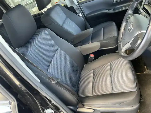 トヨタ ヴォクシー ZS 宮城県 2014(平26)年 11.4万km ブラック ワンオーナー/社外ナビ/Bluetooth/CD・DVD/SD/HDMI/純正アルミホイール16インチ/社外アルミホイール16インチ/ビルトインETC/後席サンシェード/両側パワースライドドア/フロントワイパーデアイサー/アイドリングストップ/横滑り防止/プッシュスタート