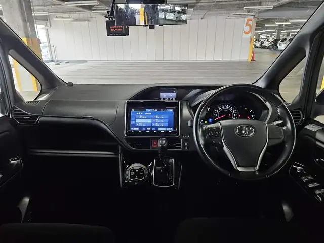 トヨタ ヴォクシー V 富山県 2019(平31)年 7.9万km ブラッキッシュアゲハガラスフレーク 4WD/ワンオーナー/純正9型ナビ/　(Bluetooth/CD/DVD)/フルセグTV/両側パワースライドドア/ビルトインETC2.0/コムテックドライブレコーダー/クルーズコントロール/インテリジェントクリアランスソナー/セーフティセンス/・プリクラッシュセーフティシステム/・レーンディパーチャーアラート/・オートマチックハイビーム/・先行車発進告知機能/LEDヘッドランプ/デュアルオートエアコン/本革巻きステアリング/前席快適温熱シート/2列目アームレスト付キャプテンシート/純正15インチアルミホイール/スマートエントリー/プッシュスタートシステム/禁煙車