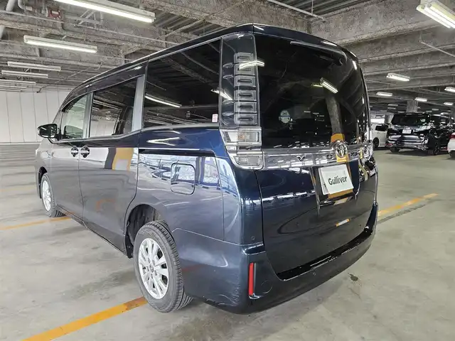 トヨタ ヴォクシー V 富山県 2019(平31)年 7.9万km ブラッキッシュアゲハガラスフレーク 4WD/ワンオーナー/純正9型ナビ/　(Bluetooth/CD/DVD)/フルセグTV/両側パワースライドドア/ビルトインETC2.0/コムテックドライブレコーダー/クルーズコントロール/インテリジェントクリアランスソナー/セーフティセンス/・プリクラッシュセーフティシステム/・レーンディパーチャーアラート/・オートマチックハイビーム/・先行車発進告知機能/LEDヘッドランプ/デュアルオートエアコン/本革巻きステアリング/前席快適温熱シート/2列目アームレスト付キャプテンシート/純正15インチアルミホイール/スマートエントリー/プッシュスタートシステム/禁煙車