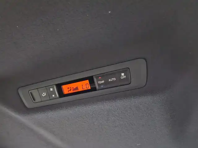 トヨタ ヴォクシー V 富山県 2019(平31)年 7.9万km ブラッキッシュアゲハガラスフレーク 4WD/ワンオーナー/純正9型ナビ/　(Bluetooth/CD/DVD)/フルセグTV/両側パワースライドドア/ビルトインETC2.0/コムテックドライブレコーダー/クルーズコントロール/インテリジェントクリアランスソナー/セーフティセンス/・プリクラッシュセーフティシステム/・レーンディパーチャーアラート/・オートマチックハイビーム/・先行車発進告知機能/LEDヘッドランプ/デュアルオートエアコン/本革巻きステアリング/前席快適温熱シート/2列目アームレスト付キャプテンシート/純正15インチアルミホイール/スマートエントリー/プッシュスタートシステム/禁煙車
