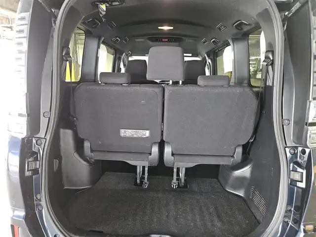 トヨタ ヴォクシー V 富山県 2019(平31)年 7.9万km ブラッキッシュアゲハガラスフレーク 4WD/ワンオーナー/純正9型ナビ/　(Bluetooth/CD/DVD)/フルセグTV/両側パワースライドドア/ビルトインETC2.0/コムテックドライブレコーダー/クルーズコントロール/インテリジェントクリアランスソナー/セーフティセンス/・プリクラッシュセーフティシステム/・レーンディパーチャーアラート/・オートマチックハイビーム/・先行車発進告知機能/LEDヘッドランプ/デュアルオートエアコン/本革巻きステアリング/前席快適温熱シート/2列目アームレスト付キャプテンシート/純正15インチアルミホイール/スマートエントリー/プッシュスタートシステム/禁煙車