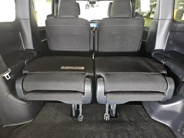 トヨタ ヴォクシー V 富山県 2019(平31)年 7.9万km ブラッキッシュアゲハガラスフレーク 4WD/ワンオーナー/純正9型ナビ/　(Bluetooth/CD/DVD)/フルセグTV/両側パワースライドドア/ビルトインETC2.0/コムテックドライブレコーダー/クルーズコントロール/インテリジェントクリアランスソナー/セーフティセンス/・プリクラッシュセーフティシステム/・レーンディパーチャーアラート/・オートマチックハイビーム/・先行車発進告知機能/LEDヘッドランプ/デュアルオートエアコン/本革巻きステアリング/前席快適温熱シート/2列目アームレスト付キャプテンシート/純正15インチアルミホイール/スマートエントリー/プッシュスタートシステム/禁煙車
