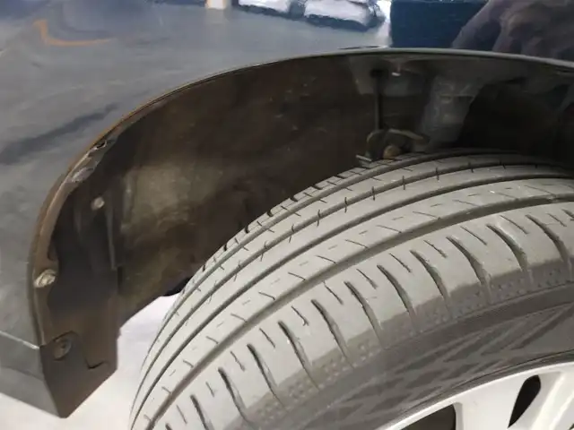 トヨタ ヴォクシー V 富山県 2019(平31)年 7.9万km ブラッキッシュアゲハガラスフレーク 4WD/ワンオーナー/純正9型ナビ/　(Bluetooth/CD/DVD)/フルセグTV/両側パワースライドドア/ビルトインETC2.0/コムテックドライブレコーダー/クルーズコントロール/インテリジェントクリアランスソナー/セーフティセンス/・プリクラッシュセーフティシステム/・レーンディパーチャーアラート/・オートマチックハイビーム/・先行車発進告知機能/LEDヘッドランプ/デュアルオートエアコン/本革巻きステアリング/前席快適温熱シート/2列目アームレスト付キャプテンシート/純正15インチアルミホイール/スマートエントリー/プッシュスタートシステム/禁煙車