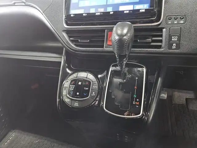 トヨタ ヴォクシー V 富山県 2019(平31)年 7.9万km ブラッキッシュアゲハガラスフレーク 4WD/ワンオーナー/純正9型ナビ/　(Bluetooth/CD/DVD)/フルセグTV/両側パワースライドドア/ビルトインETC2.0/コムテックドライブレコーダー/クルーズコントロール/インテリジェントクリアランスソナー/セーフティセンス/・プリクラッシュセーフティシステム/・レーンディパーチャーアラート/・オートマチックハイビーム/・先行車発進告知機能/LEDヘッドランプ/デュアルオートエアコン/本革巻きステアリング/前席快適温熱シート/2列目アームレスト付キャプテンシート/純正15インチアルミホイール/スマートエントリー/プッシュスタートシステム/禁煙車