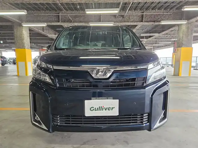 トヨタ ヴォクシー V 富山県 2019(平31)年 7.9万km ブラッキッシュアゲハガラスフレーク 4WD/ワンオーナー/純正9型ナビ/　(Bluetooth/CD/DVD)/フルセグTV/両側パワースライドドア/ビルトインETC2.0/コムテックドライブレコーダー/クルーズコントロール/インテリジェントクリアランスソナー/セーフティセンス/・プリクラッシュセーフティシステム/・レーンディパーチャーアラート/・オートマチックハイビーム/・先行車発進告知機能/LEDヘッドランプ/デュアルオートエアコン/本革巻きステアリング/前席快適温熱シート/2列目アームレスト付キャプテンシート/純正15インチアルミホイール/スマートエントリー/プッシュスタートシステム/禁煙車