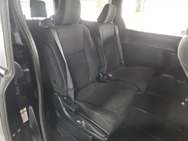トヨタ ヴォクシー V 富山県 2019(平31)年 7.9万km ブラッキッシュアゲハガラスフレーク 4WD/ワンオーナー/純正9型ナビ/　(Bluetooth/CD/DVD)/フルセグTV/両側パワースライドドア/ビルトインETC2.0/コムテックドライブレコーダー/クルーズコントロール/インテリジェントクリアランスソナー/セーフティセンス/・プリクラッシュセーフティシステム/・レーンディパーチャーアラート/・オートマチックハイビーム/・先行車発進告知機能/LEDヘッドランプ/デュアルオートエアコン/本革巻きステアリング/前席快適温熱シート/2列目アームレスト付キャプテンシート/純正15インチアルミホイール/スマートエントリー/プッシュスタートシステム/禁煙車