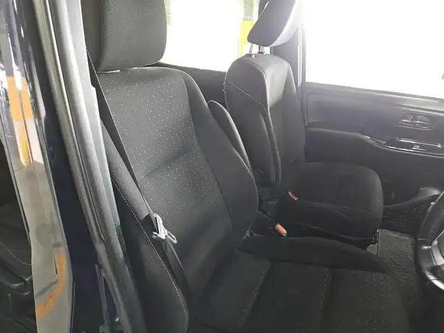 トヨタ ヴォクシー V 富山県 2019(平31)年 7.9万km ブラッキッシュアゲハガラスフレーク 4WD/ワンオーナー/純正9型ナビ/　(Bluetooth/CD/DVD)/フルセグTV/両側パワースライドドア/ビルトインETC2.0/コムテックドライブレコーダー/クルーズコントロール/インテリジェントクリアランスソナー/セーフティセンス/・プリクラッシュセーフティシステム/・レーンディパーチャーアラート/・オートマチックハイビーム/・先行車発進告知機能/LEDヘッドランプ/デュアルオートエアコン/本革巻きステアリング/前席快適温熱シート/2列目アームレスト付キャプテンシート/純正15インチアルミホイール/スマートエントリー/プッシュスタートシステム/禁煙車
