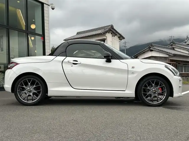 ダイハツ コペン GRスポーツ 愛媛県 2024(令6)年 0.2万km パールホワイトⅢ GR専用レカロシート/momo製専用革巻きステアリングホイール/アクティブトップ(電動開閉式ルーフ)/BBS製専用鍛造16インチアルミホイール/ATOTO7型ディスプレイオーディオ/バックカメラ/PORMIDO製ミラー型ドライブレコーダー/パドルシフト/トランクイージークローザー機能/ステアリングリモコン/LEDヘッドライト/バックソナー/電格ミラー/シガーソケット/現状サマー(BBSAW)(165/50/R16)/BRIDGESTONE POTENZA RE050A