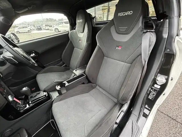 ダイハツ コペン GRスポーツ 愛媛県 2024(令6)年 0.2万km パールホワイトⅢ GR専用レカロシート/momo製専用革巻きステアリングホイール/アクティブトップ(電動開閉式ルーフ)/BBS製専用鍛造16インチアルミホイール/ATOTO7型ディスプレイオーディオ/バックカメラ/PORMIDO製ミラー型ドライブレコーダー/パドルシフト/トランクイージークローザー機能/ステアリングリモコン/LEDヘッドライト/バックソナー/電格ミラー/シガーソケット/現状サマー(BBSAW)(165/50/R16)/BRIDGESTONE POTENZA RE050A