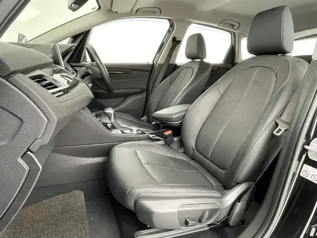 ＢＭＷ ２１８ｄ アクティブツアラー ラグジュアリー 大阪府 2019(令1)年 4.2万km サファイアブラックP 純正メーカーナビ【CD/DVD/Bluetooth/フルセグ】/バックカメラ/パワーバックドア/衝突軽減ブレーキ/レーダークルーズコントロール/レーンキープアシスト/レザーシート/D席パワーシート/シートヒーター/クリアランスソナー/LEDヘッドライト/オートライト/純正17インチAW/フロアマット/スマートキー