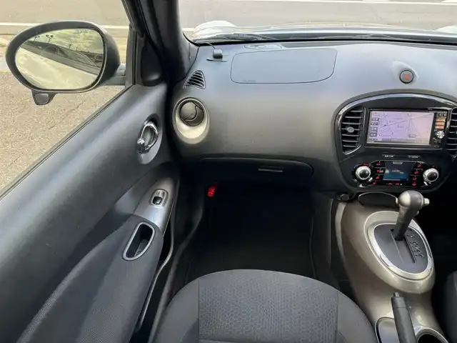 日産 ジューク 15RX タイプV 滋賀県 2013(平25)年 8.8万km ガンＭ 純正フルセグナビ/　フルセグ Bluetooth CD DVD SD AM FM/バックカメラ/ビルトインETC/スマートキー×2/プッシュスタート/取扱説明書/保証書/電動格納ミラー/パワーステアリング/パワーウィンドウ/