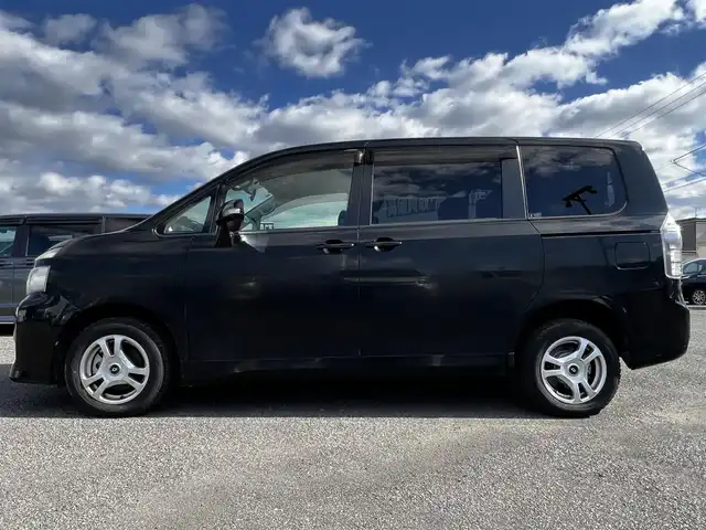 トヨタ ヴォクシー X Lエディション 道央・札幌 2012(平24)年 9.8万km ブラック ４WD/社外HDDナビ/AM/FM/BT/CD/DVD/SD/フルセグ/バックカメラ/ビルトインETC/ステアリングリモコン/MTモード付AT/リモコンキー/オートライト/電動格納ミラー/ウィンカーミラー/純正フロアマット/ドアバイザー