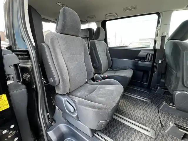 トヨタ ヴォクシー X Lエディション 道央・札幌 2012(平24)年 9.8万km ブラック ４WD/社外HDDナビ/AM/FM/BT/CD/DVD/SD/フルセグ/バックカメラ/ビルトインETC/ステアリングリモコン/MTモード付AT/リモコンキー/オートライト/電動格納ミラー/ウィンカーミラー/純正フロアマット/ドアバイザー