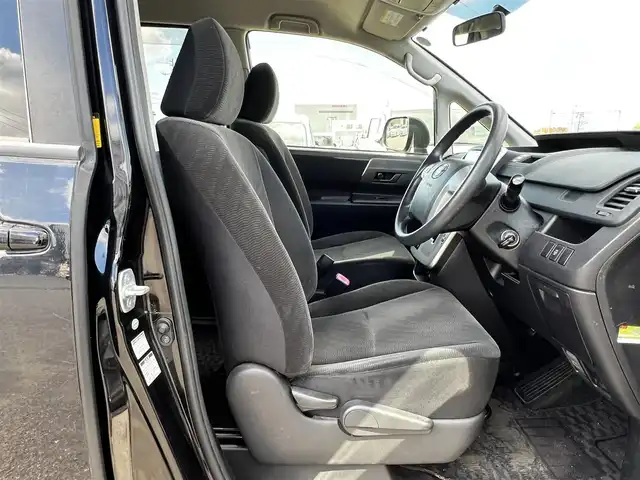 トヨタ ヴォクシー X Lエディション 道央・札幌 2012(平24)年 9.8万km ブラック ４WD/社外HDDナビ/AM/FM/BT/CD/DVD/SD/フルセグ/バックカメラ/ビルトインETC/ステアリングリモコン/MTモード付AT/リモコンキー/オートライト/電動格納ミラー/ウィンカーミラー/純正フロアマット/ドアバイザー