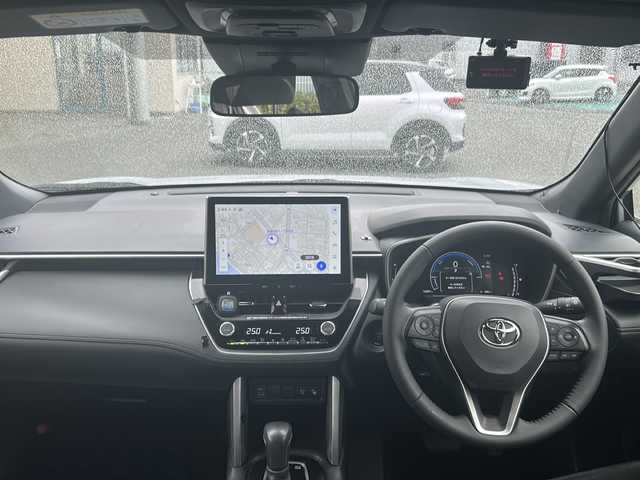 トヨタ カローラ クロス ハイブリッド S 愛知県 2023(令5)年 1.3万km シルバーメタリック /ワンオーナー/禁煙車/純正ＨＤＤナビ/　AM/FM/BT/Miracast/フルセグＴＶ/純正前後ドライブレコーダー/クルーズコントロール（ACC）/レーンキープアシスト（LTA/LDA）/前後クリアランスソナー（ICS）/バック・全方位カメラ/ビルトインETC2.0/電子パーキング/パーキングアシスト/ルーフレール/オートライト/LEDヘッドライト/フォグランプ/純正17インチAW/社外フロアマット/W＋サイドエアバック/保証書/取説/スペアキー