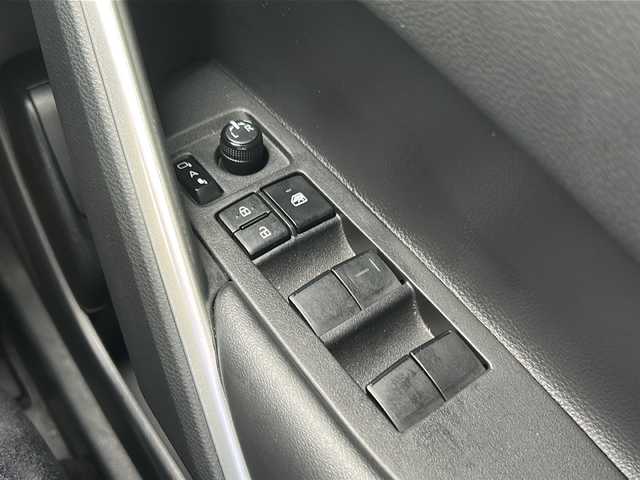 トヨタ カローラ クロス ハイブリッド S 愛知県 2023(令5)年 1.3万km シルバーメタリック /ワンオーナー/禁煙車/純正ＨＤＤナビ/　AM/FM/BT/Miracast/フルセグＴＶ/純正前後ドライブレコーダー/クルーズコントロール（ACC）/レーンキープアシスト（LTA/LDA）/前後クリアランスソナー（ICS）/バック・全方位カメラ/ビルトインETC2.0/電子パーキング/パーキングアシスト/ルーフレール/オートライト/LEDヘッドライト/フォグランプ/純正17インチAW/社外フロアマット/W＋サイドエアバック/保証書/取説/スペアキー