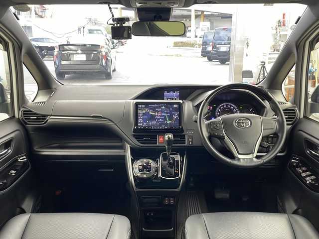 トヨタ エスクァイア Gi 兵庫県 2018(平30)年 3.9万km ホワイトパールクリスタルシャイン ・ワンオーナー車/・ALPINE9型ナビ/BT/CD/DVD/SD/USB/TV/・バックカメラ/・トヨタセーフティセンス/・プリクラッシュセーフティ/・レーンディバーチャーアラート/・オートマチックハイビーム/・先行車発進告知機能/・クルーズコントロール/・横滑り防止装置/・クリアランスソナー/・アイドリングストップ/・両側パワースライドドア/・ステアリングスイッチ/・ビルトインETC/・純正フロアマット/・MTモード付AT/・LEDヘッドライト/・LEDフォグランプ/・純正15インチアルミホイール/・前後ドライブレコーダー/・ビルトインETC/・スマートキー/・取扱説明書/・保証書