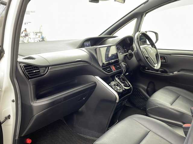 トヨタ エスクァイア Gi 兵庫県 2018(平30)年 3.9万km ホワイトパールクリスタルシャイン ・ワンオーナー車/・ALPINE9型ナビ/BT/CD/DVD/SD/USB/TV/・バックカメラ/・トヨタセーフティセンス/・プリクラッシュセーフティ/・レーンディバーチャーアラート/・オートマチックハイビーム/・先行車発進告知機能/・クルーズコントロール/・横滑り防止装置/・クリアランスソナー/・アイドリングストップ/・両側パワースライドドア/・ステアリングスイッチ/・ビルトインETC/・純正フロアマット/・MTモード付AT/・LEDヘッドライト/・LEDフォグランプ/・純正15インチアルミホイール/・前後ドライブレコーダー/・ビルトインETC/・スマートキー/・取扱説明書/・保証書
