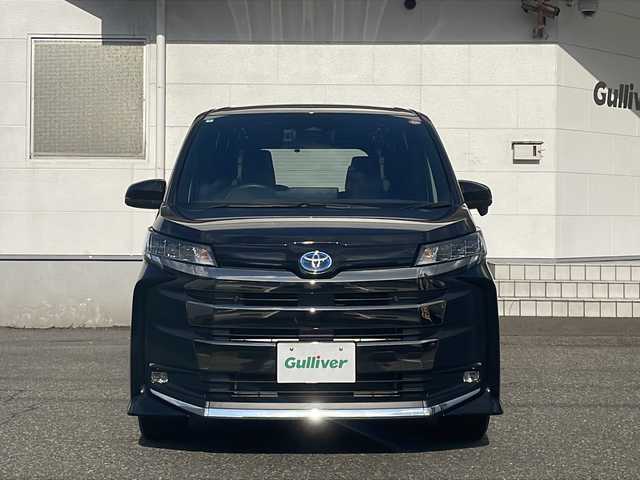 トヨタ ノア ハイブリッド S－Z 福井県 2024(令6)年 1万km アティチュードブラックマイカ 登録時走行距離９１９１ｋｍ/ワンオーナー/４WD/純正メモリナビゲーション/（CD/DVD/BT）/フルセグテレビ/バックカメラ/プリクラッシュセーフティ/レーンキープアシスト/アダプティブクルーズコントロール/ブラインドスポットモニター/両側電動スライドドア/純正フリップダウンモニター/前後ドライブレコーダー（ミラー一体型）/純正16インチアルミホイール/パワーバックドア/ユニバーサルステップ/ハーフレザーシート/スペアタイヤ/AC100V 電源/クリアランスソナー/シートヒーター/ETC2.0（ビルトイン）/LEDライト/LEDフォグランプ/ステアリングリモコン/オートリトラミラー/オートハイビーム/オートライト/ライトレベライザー/スマートキー/プッシュスタート/保証書/取扱説明書