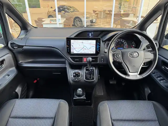 トヨタ ヴォクシー ZS 煌 愛媛県 2015(平27)年 9万km ブラック カロッツェリア 9インチナビ/フルセグTV DVD SD MSV Bluetooth/カロッツェリア フリップダウンモニター/両側パワースライドドア/バックカメラ/LEDヘッドライト/オートライト/フォグランプ/7名乗車/ドライブレコーダー　ZDR012/ビルトインETC/純正フロアマット/後席エアコン/スマートキー2個/純正16インチアルミ/取扱説明書・保証書/禁煙車