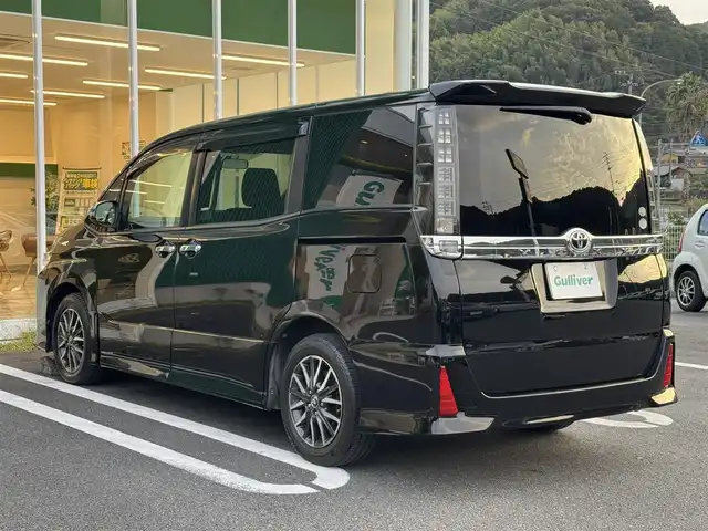 トヨタ ヴォクシー ZS 煌 愛媛県 2015(平27)年 9万km ブラック カロッツェリア 9インチナビ/フルセグTV DVD SD MSV Bluetooth/カロッツェリア フリップダウンモニター/両側パワースライドドア/バックカメラ/LEDヘッドライト/オートライト/フォグランプ/7名乗車/ドライブレコーダー　ZDR012/ビルトインETC/純正フロアマット/後席エアコン/スマートキー2個/純正16インチアルミ/取扱説明書・保証書/禁煙車