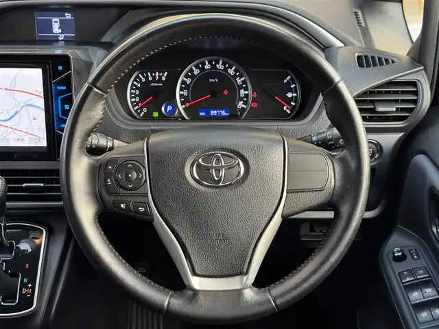 トヨタ ヴォクシー ZS 煌 愛媛県 2015(平27)年 9万km ブラック カロッツェリア 9インチナビ/フルセグTV DVD SD MSV Bluetooth/カロッツェリア フリップダウンモニター/両側パワースライドドア/バックカメラ/LEDヘッドライト/オートライト/フォグランプ/7名乗車/ドライブレコーダー　ZDR012/ビルトインETC/純正フロアマット/後席エアコン/スマートキー2個/純正16インチアルミ/取扱説明書・保証書/禁煙車