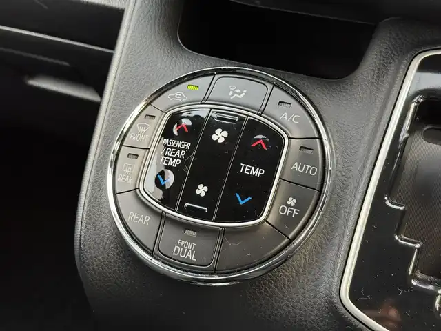 トヨタ ヴォクシー ZS 煌 愛媛県 2015(平27)年 9万km ブラック カロッツェリア 9インチナビ/フルセグTV DVD SD MSV Bluetooth/カロッツェリア フリップダウンモニター/両側パワースライドドア/バックカメラ/LEDヘッドライト/オートライト/フォグランプ/7名乗車/ドライブレコーダー　ZDR012/ビルトインETC/純正フロアマット/後席エアコン/スマートキー2個/純正16インチアルミ/取扱説明書・保証書/禁煙車