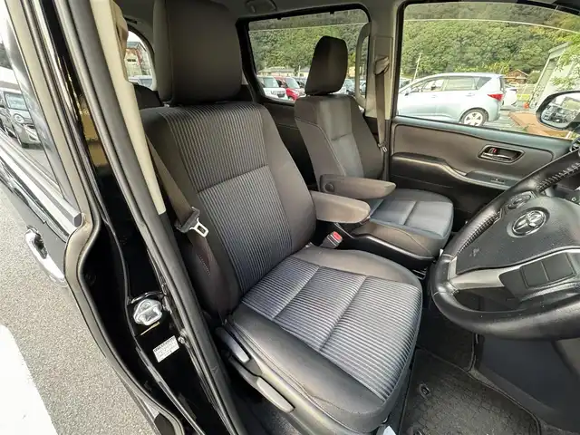 トヨタ ヴォクシー ZS 煌 愛媛県 2015(平27)年 9万km ブラック カロッツェリア 9インチナビ/フルセグTV DVD SD MSV Bluetooth/カロッツェリア フリップダウンモニター/両側パワースライドドア/バックカメラ/LEDヘッドライト/オートライト/フォグランプ/7名乗車/ドライブレコーダー　ZDR012/ビルトインETC/純正フロアマット/後席エアコン/スマートキー2個/純正16インチアルミ/取扱説明書・保証書/禁煙車