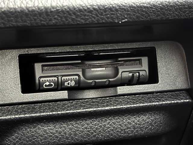 トヨタ ヴォクシー ZS 煌 愛媛県 2015(平27)年 9万km ブラック カロッツェリア 9インチナビ/フルセグTV DVD SD MSV Bluetooth/カロッツェリア フリップダウンモニター/両側パワースライドドア/バックカメラ/LEDヘッドライト/オートライト/フォグランプ/7名乗車/ドライブレコーダー　ZDR012/ビルトインETC/純正フロアマット/後席エアコン/スマートキー2個/純正16インチアルミ/取扱説明書・保証書/禁煙車