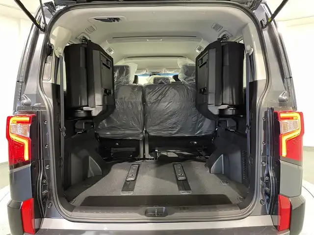 三菱 デリカＤ：５ シャモニー 愛知県 2025(令7)年 0.1千km グラファイトグレーメタリック/ブラックマイカ 登録済未使用車/衝突軽減ブレーキ/両側電動スライドドア/全方位カメラ/レーダークルーズコントロール/100V電源/シートヒーター/LEDヘッドライト/ステアリングヒーター/パワーシート/電動リアゲート/レーンキープアシスト/オートハイビーム/プッシュスタート/スマートキー/アイドリングストップ/純正アルミホイール/オートライト/ディーゼル/ターボ/4WD/ブラインドスポットモニター/パドルシフト/ハーフレザーシート/ウィンカーミラー/電動格納ミラー/フォグランプ/ステアリングリモコン/横滑り防止装置/電動パーキングブレーキ/オートブレーキホールド/CHAMONIX (8人)　4WD　e-Assist/オリジナルナビ取付パッケージ＋リアモニター取付パッケージ(25/300)　ステップレス　（8人）