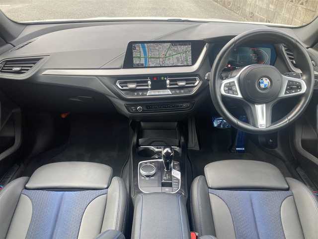 ＢＭＷ ２１８ｄ グランクーペ Mスポーツ 熊本県 2023(令5)年 1.8万km アルピンホワイトⅢ ・スマートキー/・プッシュスタート/・インテリジェントセーフティ/・注意喚起アシスタント/・PDC自動起動/・パーキングアシスト/・アクティブPDC緊急ブレーキ/・ハーフレザーシート/・純正メモリナビ/　【Bluetooth・USB・AppleCarPlay】/・バックカメラ/・ETC/・ワイヤレス充電/・LEDヘッドランプ/・純正マット/・保証書/取説