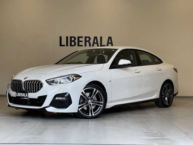 ＢＭＷ ２１８ｄ グランクーペ Mスポーツ 熊本県 2023(令5)年 1.8万km アルピンホワイトⅢ ・スマートキー/・プッシュスタート/・インテリジェントセーフティ/・注意喚起アシスタント/・PDC自動起動/・パーキングアシスト/・アクティブPDC緊急ブレーキ/・ハーフレザーシート/・純正メモリナビ/　【Bluetooth・USB・AppleCarPlay】/・バックカメラ/・ETC/・ワイヤレス充電/・LEDヘッドランプ/・純正マット/・保証書/取説