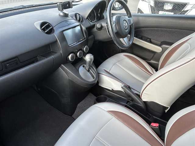 マツダ デミオ SPORT 岡山県 2009(平21)年 6.9万km ラディアントエボニーマイカ ＭＴモード付ＡＴパドルシフト／盗難防止装置／フルフラットシート／ＡＡＣ／ナビでＤＶＤ再生可能／Ｂｌｕｅｔｏｏｔｈ接続／パワーステアリング／パワーウィンドウ