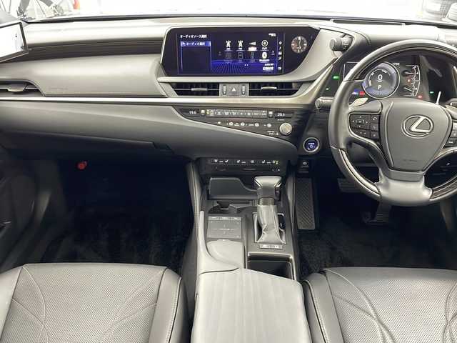 レクサス ＥＳ 300h バージョンL 岐阜県 2021(令3)年 2.5万km グラファイトブラックガラスフレーク メーカーナビ/　(AM/FM/CD/DVD/Bluetooth/フルセグTV/Miracast)/レクサスセーフティ/プリクラッシュセーフティ/コーナーセンサー/レーンキープアシスト/ブラインドスポットモニター/全周囲モニター/レーダークルーズコントロール/ヘッドアップディスプレイ/サンルーフ/デジタルアウターミラー/ブラックレザーシート/シートヒーター/ベンチレーション/パワーシート/シートメモリー/ステアリングヒーター/パワートランク/純正フロアマット/純正アルミホイール/純正ドアバイザー/LEDヘッドライト/オートハイビーム/パドルシフト
