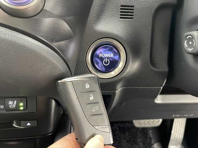 レクサス ＥＳ 300h バージョンL 岐阜県 2021(令3)年 2.5万km グラファイトブラックガラスフレーク メーカーナビ/　(AM/FM/CD/DVD/Bluetooth/フルセグTV/Miracast)/レクサスセーフティ/プリクラッシュセーフティ/コーナーセンサー/レーンキープアシスト/ブラインドスポットモニター/全周囲モニター/レーダークルーズコントロール/ヘッドアップディスプレイ/サンルーフ/デジタルアウターミラー/ブラックレザーシート/シートヒーター/ベンチレーション/パワーシート/シートメモリー/ステアリングヒーター/パワートランク/純正フロアマット/純正アルミホイール/純正ドアバイザー/LEDヘッドライト/オートハイビーム/パドルシフト