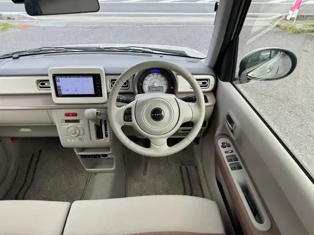 スズキ ラパン X 滋賀県 2024(令6)年 0.9万km フォーンベージュメタリック/ソフトベージュ 2トーン ワンオーナー/純正フルセグナビ/　フルセグ Bluetooth CD  DVD  SD FM AM/バックカメラ/デュアルカメラブレーキサポート/誤発進抑制機能/後退時ブレーキサポート/後方誤発進抑制機能/リヤパーキングセンサー/車線逸脱警報機能/ふらつき警報機能/先行車発進お知らせ機能/ハイビームアシスト/標識認識機能/ハイビームアシスト/純正ドライブレコーダー前後/純正LEDヘッドライト/純正14インチアルミ/純正フロアマット/ETC/スマートキー×2/プッシュスタート/