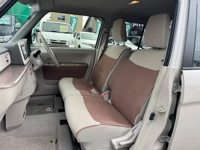 スズキ ラパン X 滋賀県 2024(令6)年 0.9万km フォーンベージュメタリック/ソフトベージュ 2トーン ワンオーナー/純正フルセグナビ/　フルセグ Bluetooth CD  DVD  SD FM AM/バックカメラ/デュアルカメラブレーキサポート/誤発進抑制機能/後退時ブレーキサポート/後方誤発進抑制機能/リヤパーキングセンサー/車線逸脱警報機能/ふらつき警報機能/先行車発進お知らせ機能/ハイビームアシスト/標識認識機能/ハイビームアシスト/純正ドライブレコーダー前後/純正LEDヘッドライト/純正14インチアルミ/純正フロアマット/ETC/スマートキー×2/プッシュスタート/